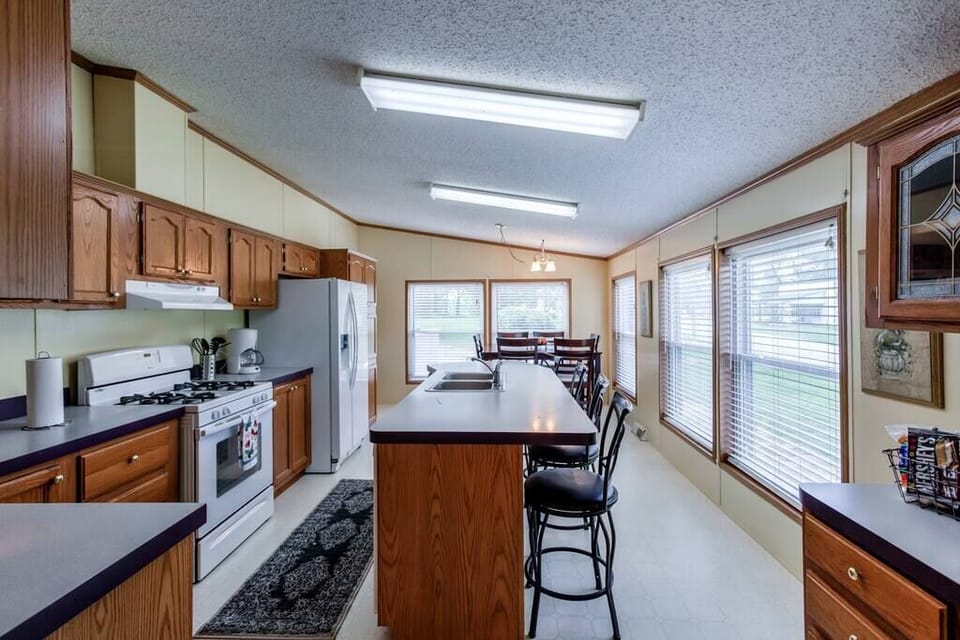 Kitchen & Dining