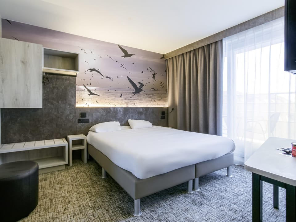 Family Room, Balcony | In-room safe, desk, laptop workspace, blackout drapes