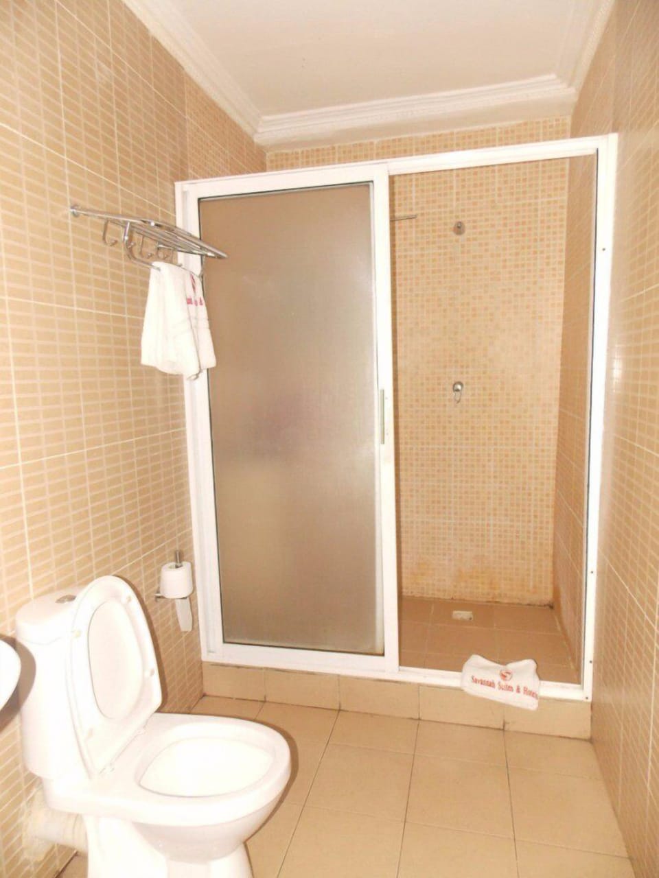 Elite Room, 1 Double Bed | Bathroom | Shower, rainfall showerhead, free toiletries, towels
