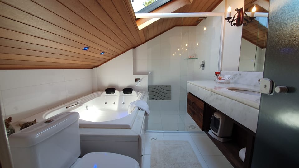 Executive Penthouse, 3 Bedrooms | Bathroom | Shower, free toiletries, hair dryer, towels