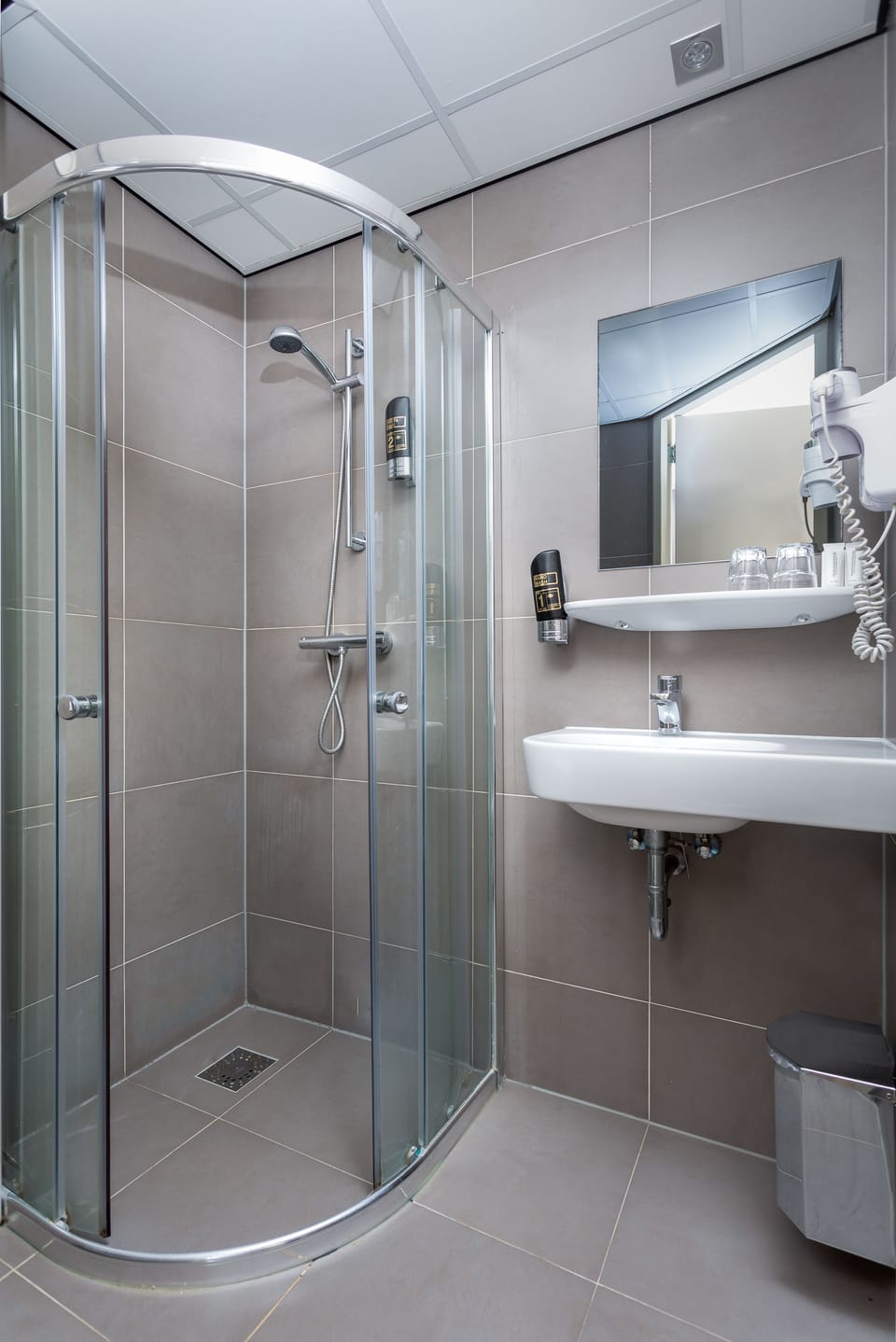 Shower, free toiletries, hair dryer, towels