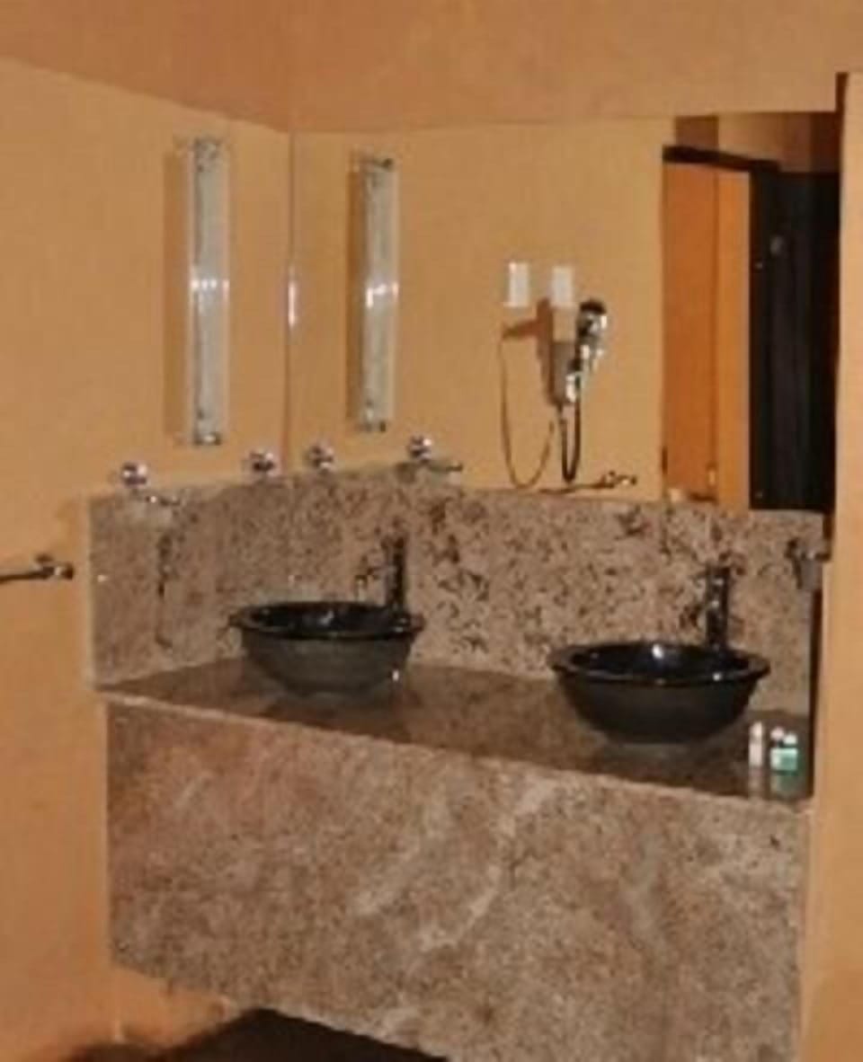 Bidet, towels