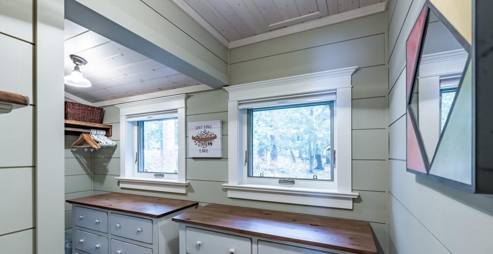 Primary Ensuite - Walk-In Closet
