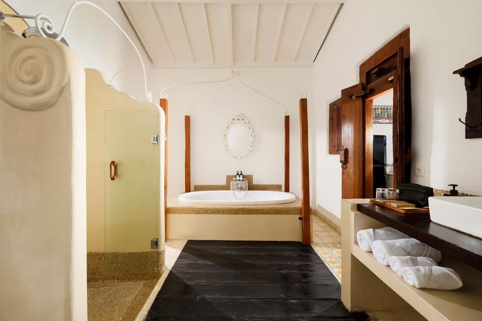 Two-Bedroom Villa | Bathroom | Free toiletries, hair dryer, towels, soap