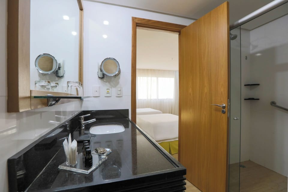 Suite Executiva Twin -Não Fumante | Bathroom | Shower, hair dryer, towels