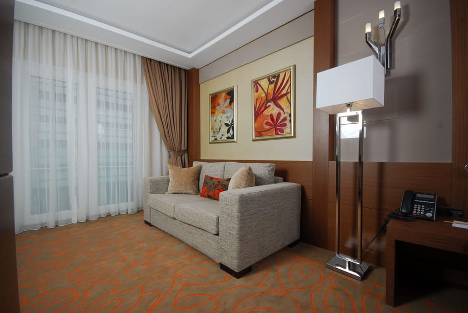 Suite, 1 King Bed, Jetted Tub | Minibar, in-room safe, desk, soundproofing