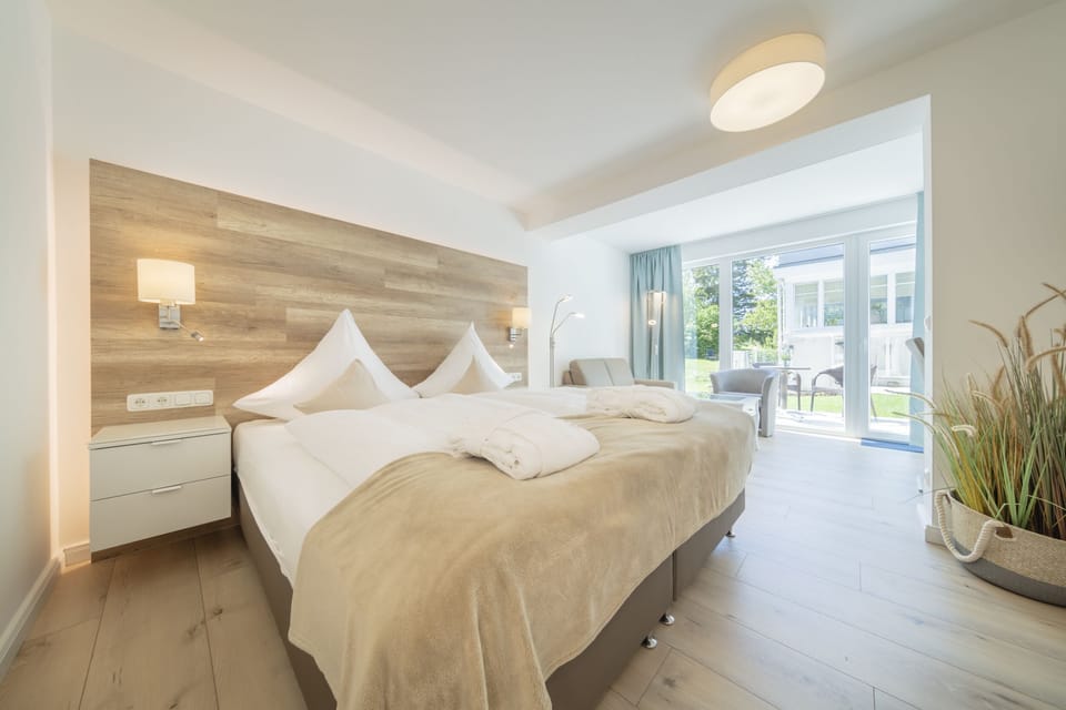 Hypo-allergenic bedding, down comforters, in-room safe