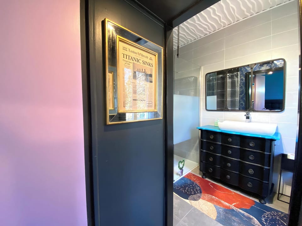 Romantic Room | Bathroom | Shower, rainfall showerhead, free toiletries, hair dryer