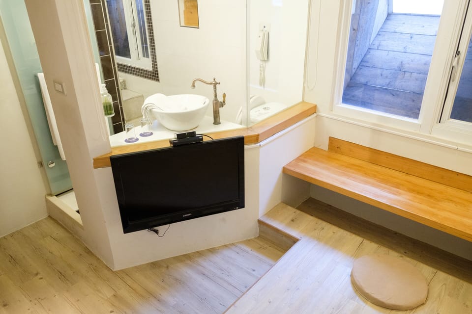 Economy Double Room, Bathtub | Television