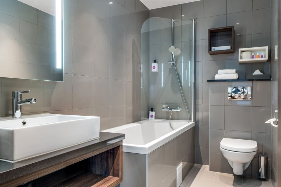Combined shower/tub, hair dryer, towels