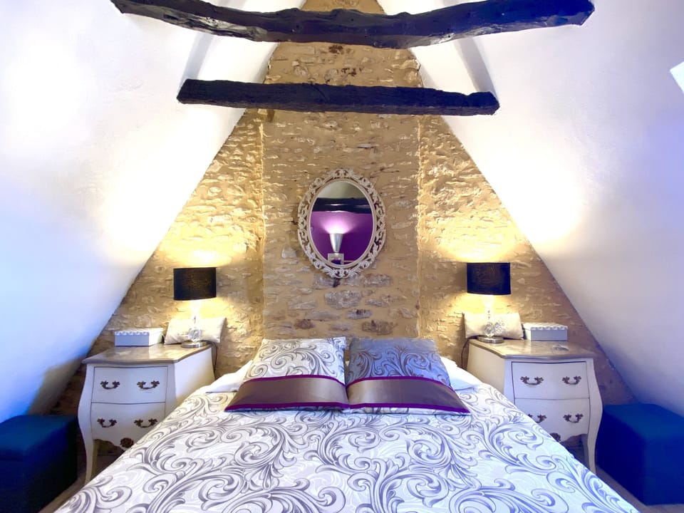 Standard Double Room | Minibar, individually decorated, free WiFi, bed sheets