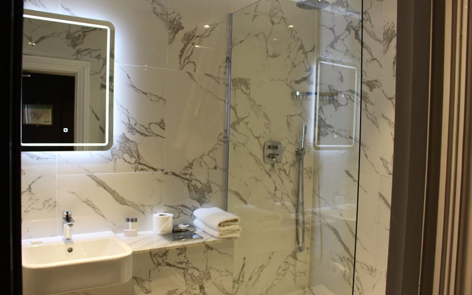 Double Room | Bathroom | Shower, hair dryer, bathrobes, towels