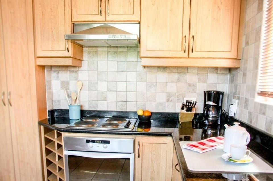 Apartment, 2 Bedrooms | Private kitchen | Fridge, microwave, oven, stovetop