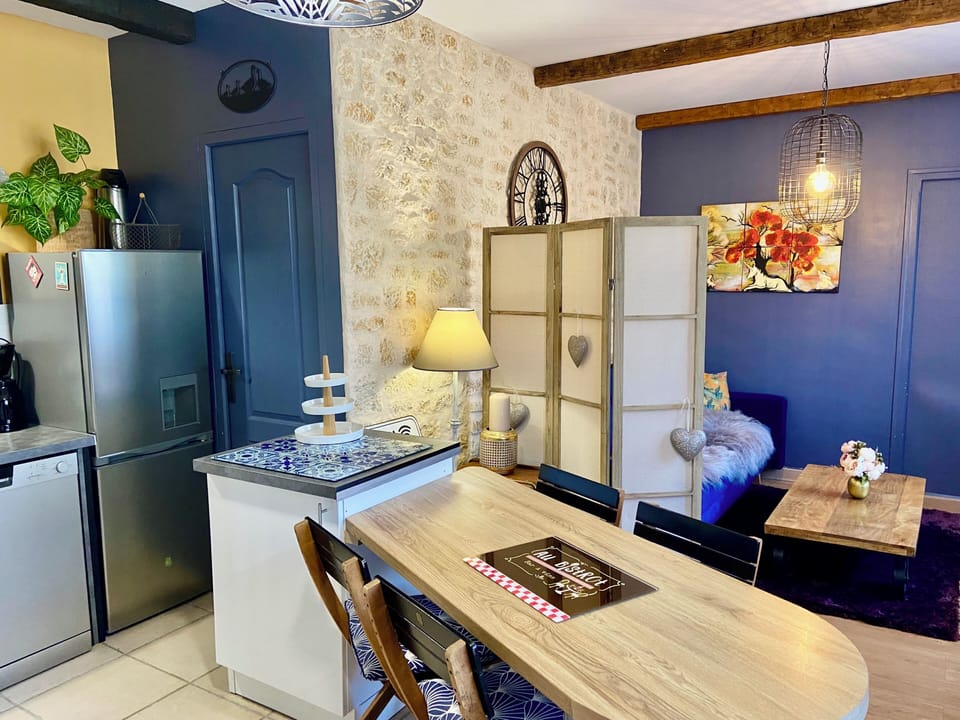 Cottage | Private kitchen | Stovetop, electric kettle, cookware/dishes/utensils