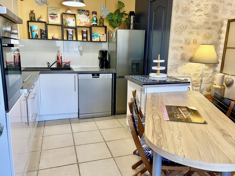 Cottage | Private kitchen | Stovetop, electric kettle, cookware/dishes/utensils