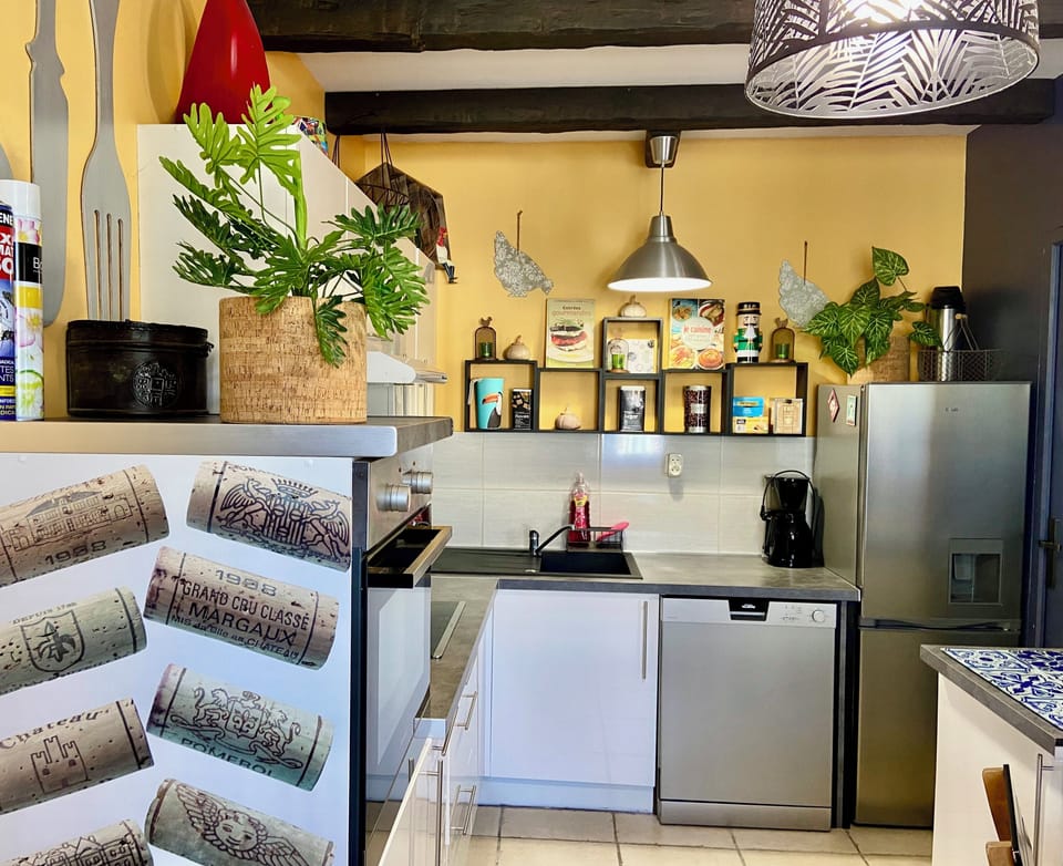 Cottage | Private kitchen | Stovetop, electric kettle, cookware/dishes/utensils