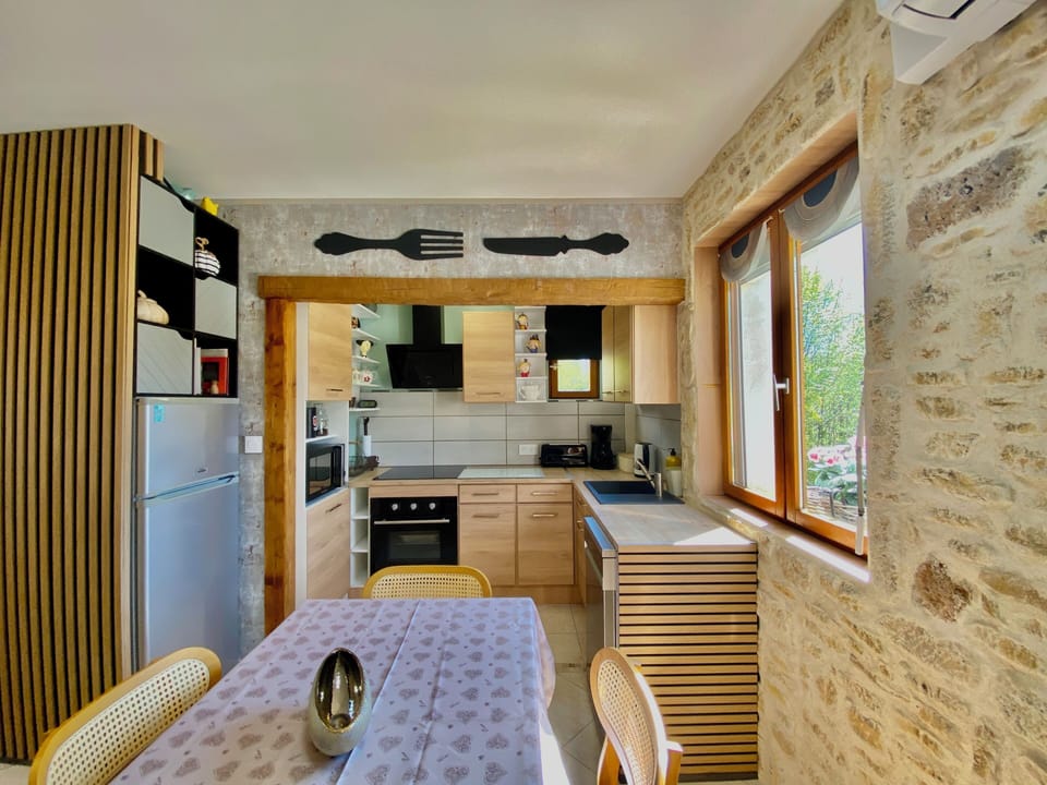 Studio Suite | Private kitchen | Fridge, microwave, oven, stovetop