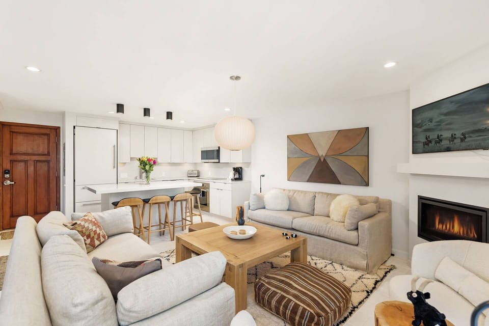 Newly remodeled with a mountain contemporary decor creating a very welcoming and relaxing environment.