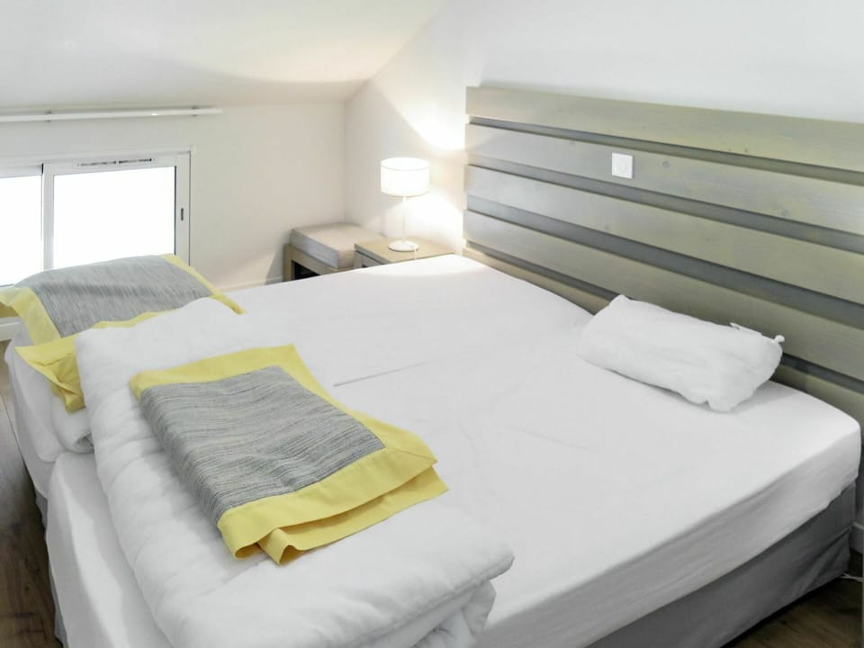 Bedroom, Bed, Furniture, Room, Bed Sheet, Property, Mattress, Bed Frame, Bedding, Interior Design