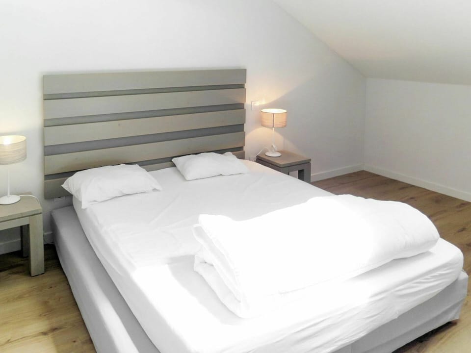 Bedroom, Bed, Furniture, Room, Bed Sheet, Property, Bed Frame, Mattress, Bedding, Wall