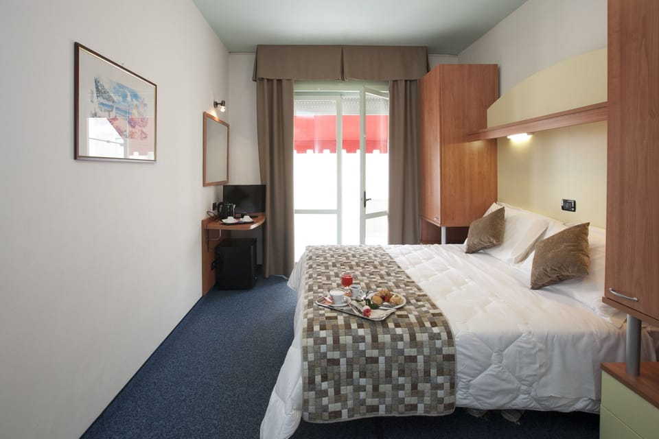 In-room safe, desk, free WiFi