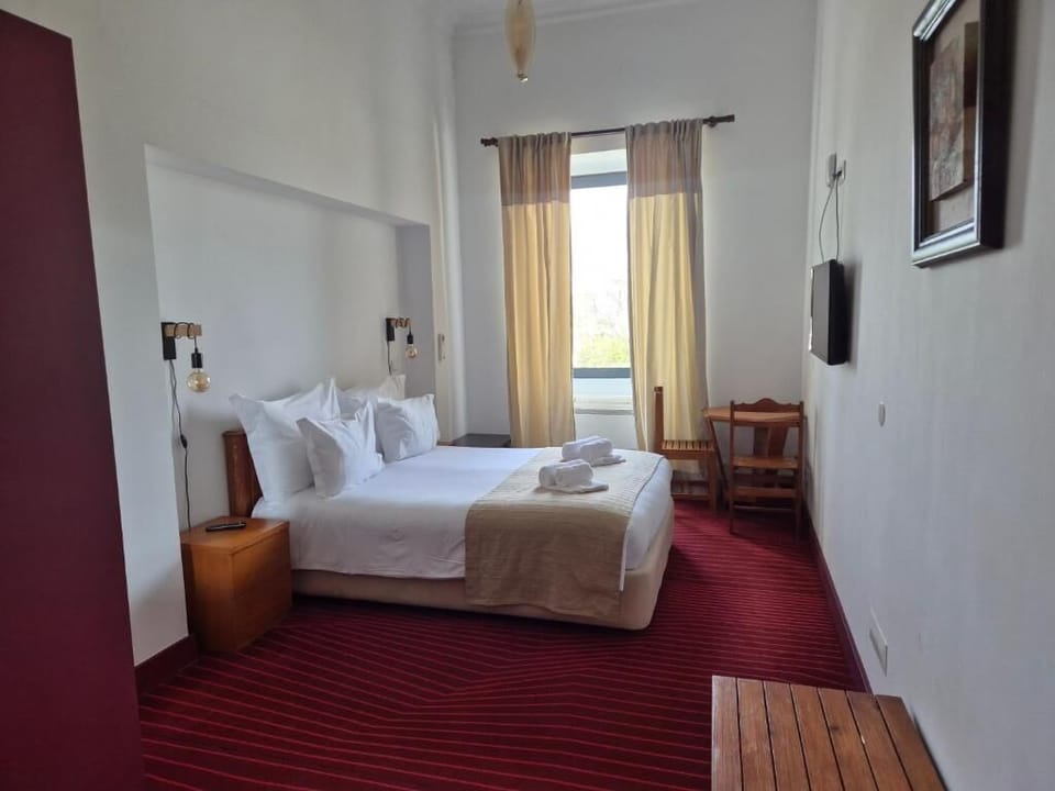 Standard Room | In-room safe, desk, laptop workspace, bed sheets