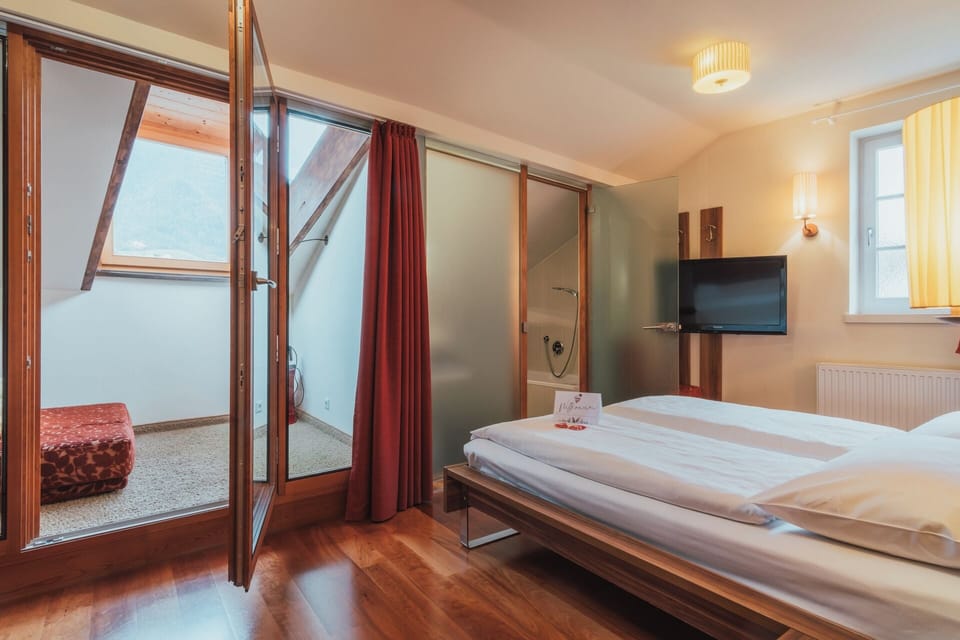 Superior Double Room | Hypo-allergenic bedding, in-room safe, desk, free cribs/infant beds