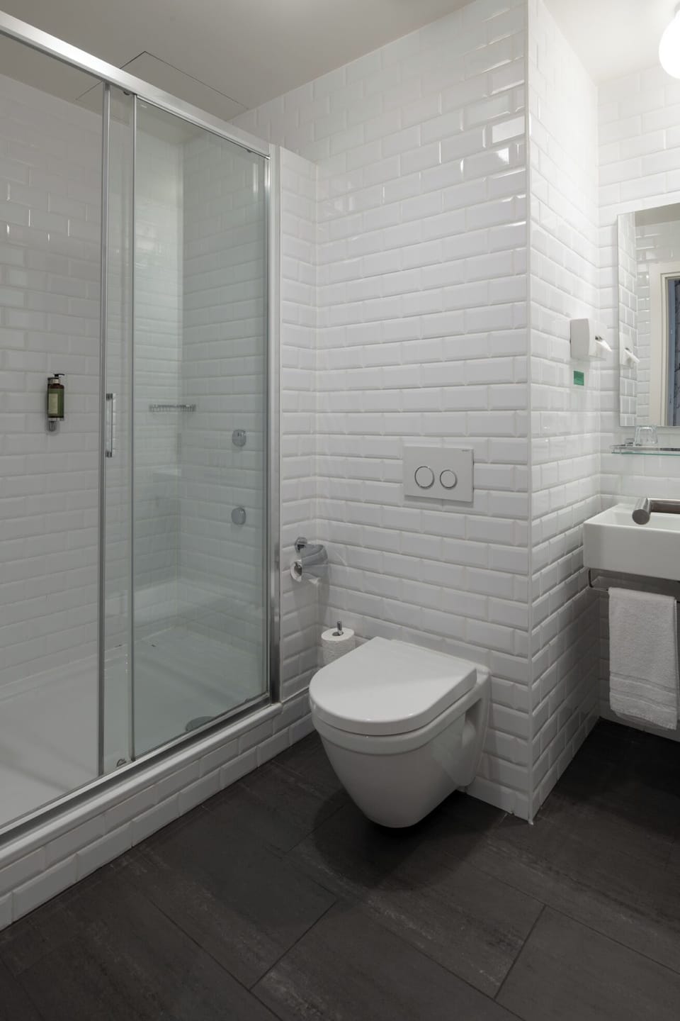 Twin Room | Bathroom | Free toiletries, hair dryer, towels