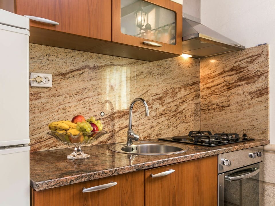 Countertop, Tile, Kitchen, Cabinetry, Room, Property, Furniture, Wall, Interior Design, Flooring
