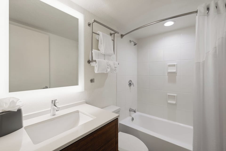 Premium Room, 1 King Bed | Pillowtop beds, in-room safe, desk, laptop workspace