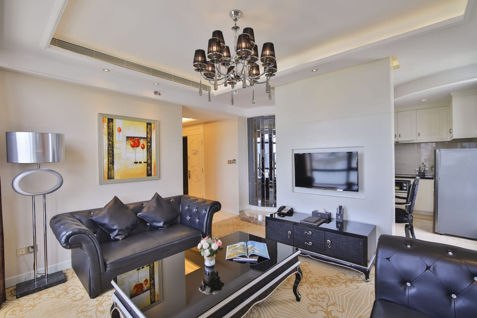 1 Bedroom Suite Apartment | Living area | Flat-screen TV