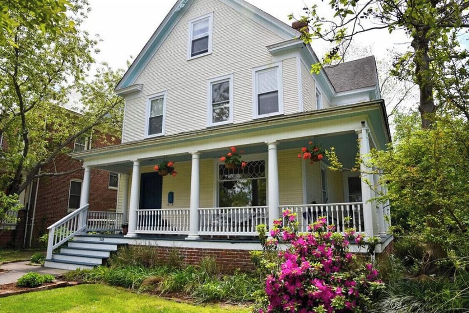 Cape Breeze Retreat-2 blocks from historic Main Street shops and restaurants