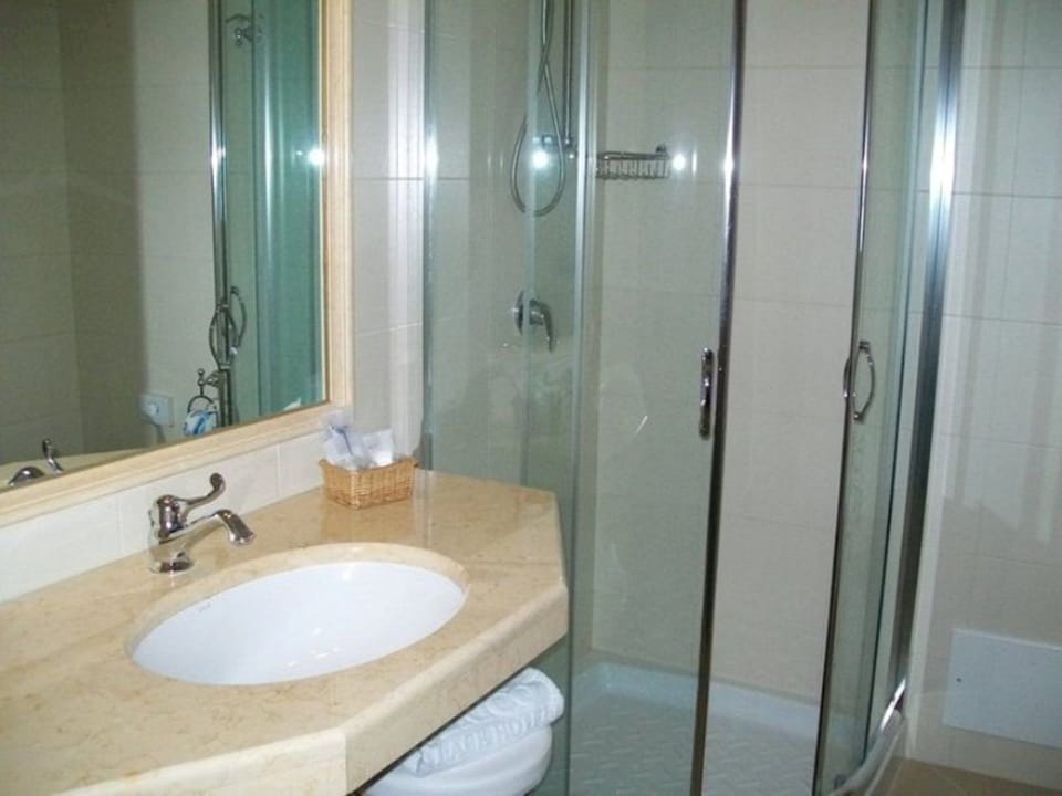 Shower, free toiletries, hair dryer, bidet