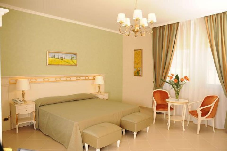 Minibar, in-room safe, desk, free cribs/infant beds
