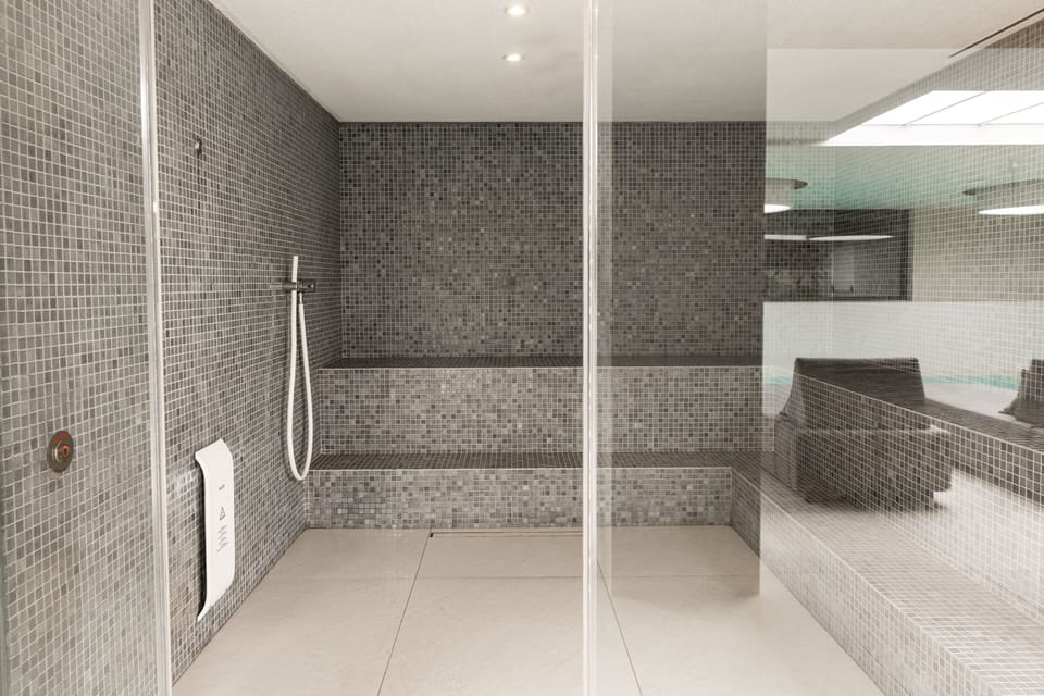 Couples treatment rooms, body treatments, aromatherapy, body scrubs