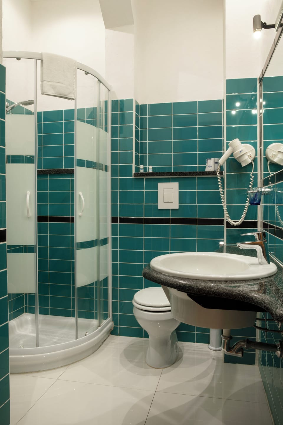 Classic Double Room | Bathroom | Shower, free toiletries, bidet, towels