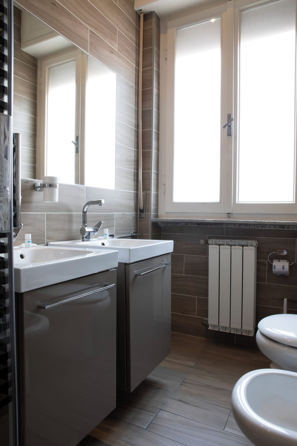 Shower, free toiletries, bidet, towels