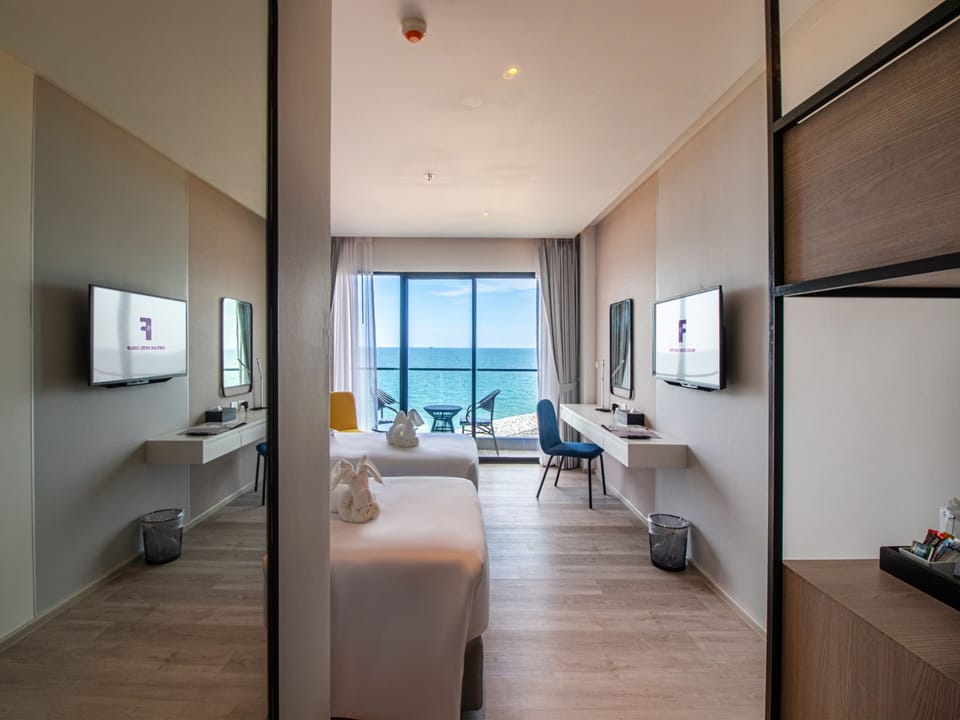 Deluxe Sea View Room | In-room safe, desk, laptop workspace, free WiFi