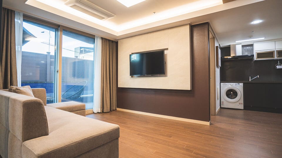 Blackout drapes, free WiFi, bed sheets