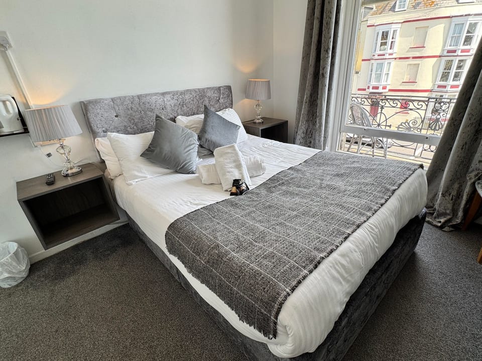 Silver Seaview Double | Individually decorated, individually furnished, iron/ironing board