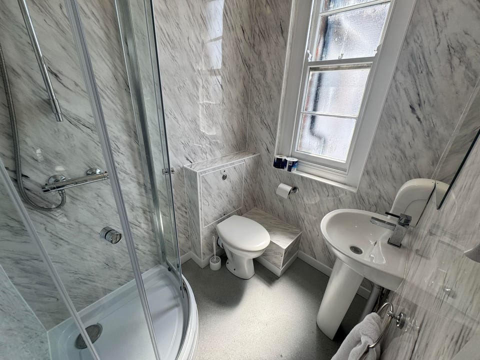 Bronze Small Double | Bathroom | Hair dryer, towels