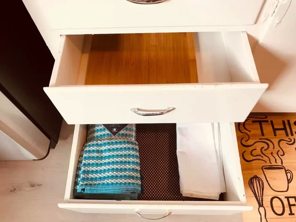 Cutting board, kitchen towels and fancy serviettes