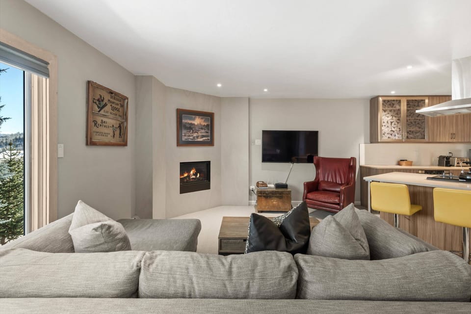 The living room is perfect for unwinding after skiing or exploring the mountains