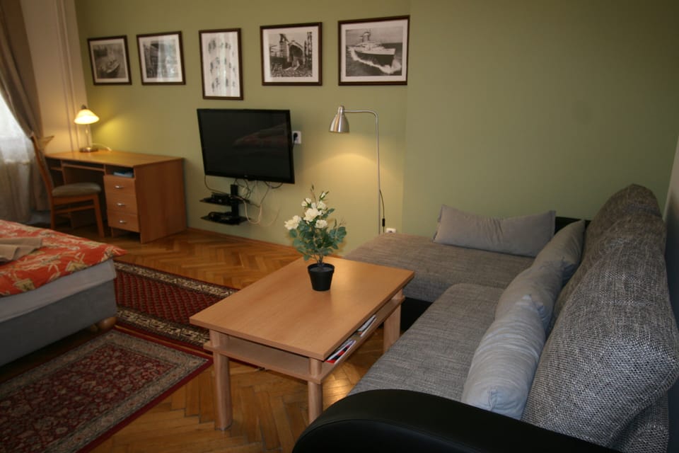 Apartment | 2 bedrooms, in-room safe, desk, iron/ironing board
