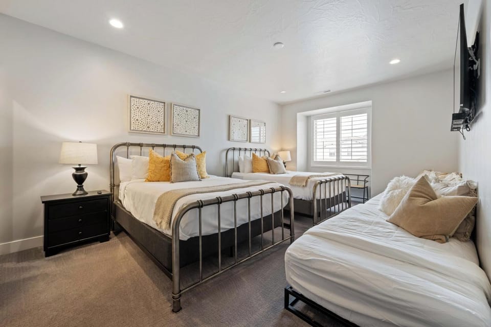 Bedroom 4, 2 queen beds and 2 twin beds, upstairs