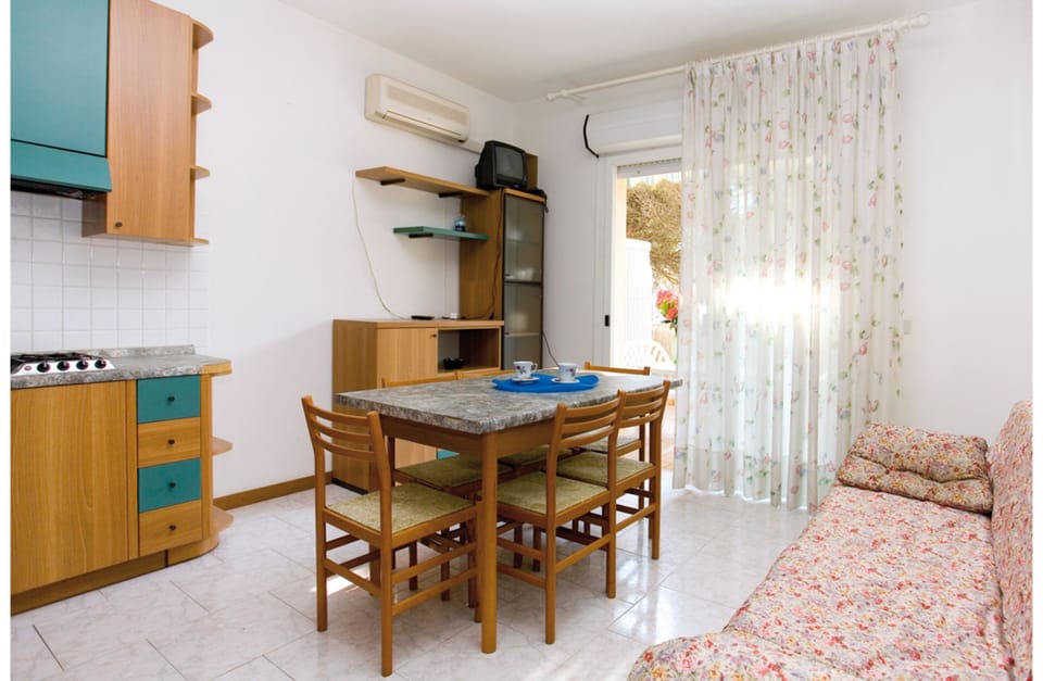 Apartment, 2 Bedrooms (4) | Living area | LCD TV