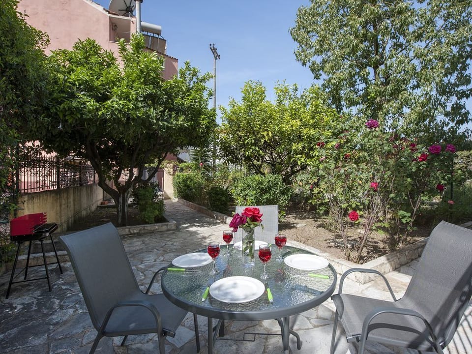 Garden, BBQ and outdoor dining