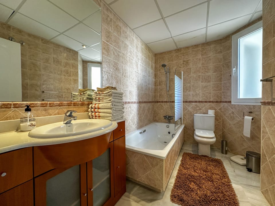 2 de volledig ingerichte badkamer, badmatjes, handdoeken, handzeep