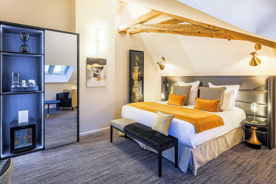 Chambre Dior | Premium bedding, memory foam beds, minibar, in-room safe