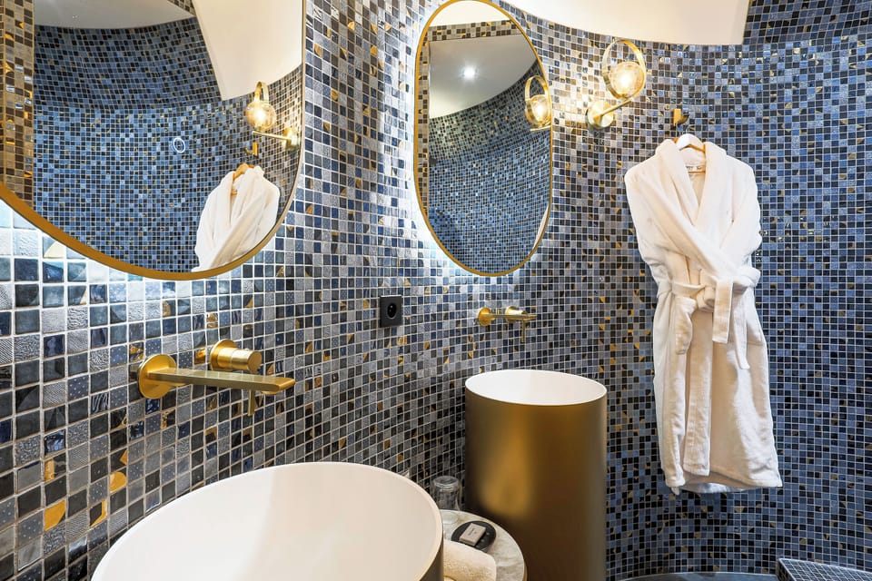 Chambre Dior | Bathroom | Designer toiletries, hair dryer, bathrobes, slippers